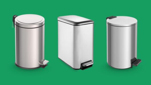 Lixeira com pedal abre fácil e mantém o espaço limpo sem você precisar abrir com a mão