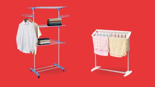 Secar roupas em qualquer espaço fica mais organizado com um bom varal de chão em casa.